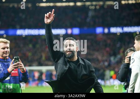 Madrid, Espagne, 12 mars 2025 : Daniel Carvajal du Real Madrid célèbre avoir atteint les quarts de finale lors de la manche 2024-25 de la Ligue des Champions entre l'Atlético de Madrid et le Real Madrid le 12 mars 2025, au Riyad Air Metropolitano Stadium de Madrid, Espagne. Crédit : Alberto Brevers / Alamy Live News. Banque D'Images