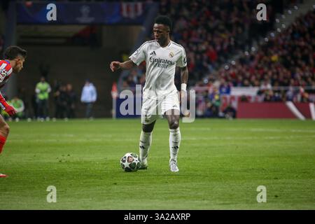 Madrid, Espagne, 12 mars 2025 : Vinicius Júnior (7 ans) du Real Madrid avec le ballon lors de la manche 16 de l'UEFA Champions League 2024-25, match de deuxième manche entre l'Atlético de Madrid et le Real Madrid le 12 mars 2025, au Riyad Air Metropolitano Stadium de Madrid, Espagne. Crédit : Alberto Brevers / Alamy Live News. Banque D'Images