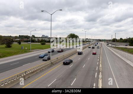 Ottawa, Canada - 20 septembre 2024 : voitures sur la route routière, route transcanadienne Banque D'Images