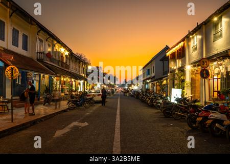 Rue Luang Prabang au crépuscule, Laos. Architecture coloniale française, scène de soirée Banque D'Images
