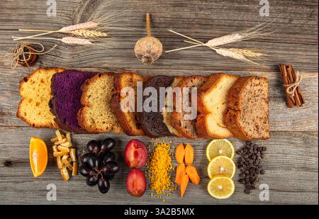 Délicieux gâteaux de livre sur la table en bois. Délicieux gâteau aux fruits séchés tranché. Divers gâteaux et biscuits cuits au four. Délicieux gâteaux d'étang sur la table en bois. F Banque D'Images