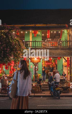 Rue Luang Prabang au crépuscule, Laos. Architecture coloniale française, scène de soirée Banque D'Images