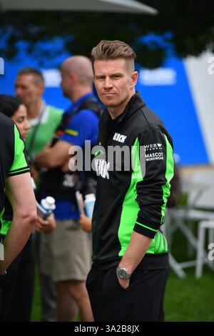 MELBOURNE, AUSTRALIE 13 mars 2025. Photo : Nico Hulkenberg (GER), pilote de formule 1 Kick Sauber, traverse le paddock de F1 lors de la manche australienne du Championnat du monde de formule 1 2025. Karl Phillipson / Alamy Live News Banque D'Images