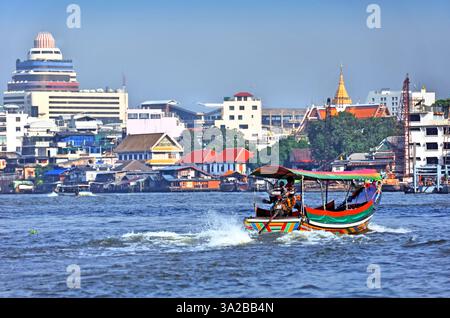 Bateau long Tail motorisé traditionnel aux couleurs vives sur la rivière Chao Phraya, Bankok Thaïlande. Banque D'Images
