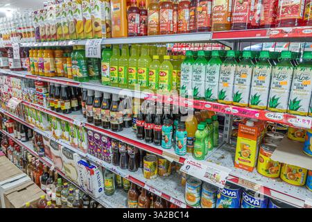 St John's Antigua-et-Barbuda, High Street, Little Canton supermarché, épicerie, intérieur, étagères d'allée de vente d'affichage, boissons, jus, sirops, s Banque D'Images