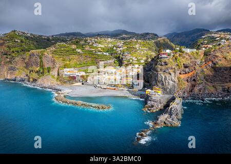 Paysage avec Ponta do sol, petit village de l'île de Madère, Portugal Banque D'Images