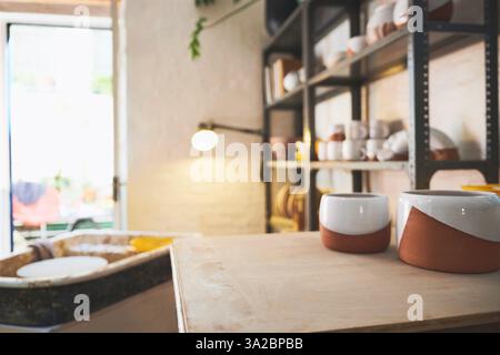 Céramique, pots et petite entreprise avec étagère pour la poterie, la vente au détail et le démarrage de fabrication. Produits en argile, collection et fait à la main en atelier, artisanat Banque D'Images