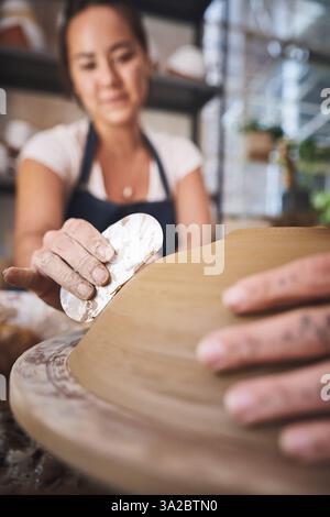 Personnes, mains et cours de poterie pour mouler, travailler ensemble et sculpter de l'argile pour l'artisanat en céramique. Enseignement, équipement et aide à la leçon à Banque D'Images