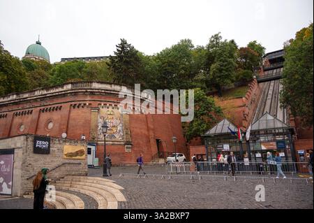 Vue du funiculaire qui emmène les gens en haut de la colline au château de Buda à Budapest, Hongrie. Banque D'Images