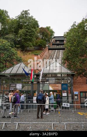 Vue du funiculaire qui emmène les gens en haut de la colline au château de Buda à Budapest, Hongrie. Banque D'Images