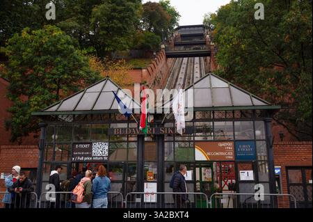 Vue du funiculaire qui emmène les gens en haut de la colline au château de Buda à Budapest, Hongrie. Banque D'Images