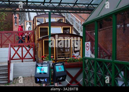 Vue du funiculaire qui emmène les gens en haut de la colline au château de Buda à Budapest, Hongrie. Banque D'Images