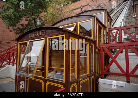Vue du funiculaire qui emmène les gens en haut de la colline au château de Buda à Budapest, Hongrie. Banque D'Images