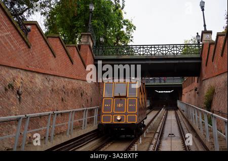 Vue du funiculaire qui emmène les gens en haut de la colline au château de Buda à Budapest, Hongrie. Banque D'Images