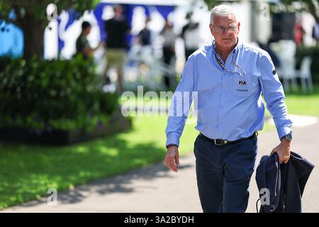 MELBOURNE, AUSTRALIE - 13 MARS : un steward de la FIA pendant les avant-premières du Grand Prix de F1 d'Australie sur le circuit Albert Park le 13 mars 2025 à Melbourne, Australie. (Photo de Qian Jun/Alamy Live News) Banque D'Images