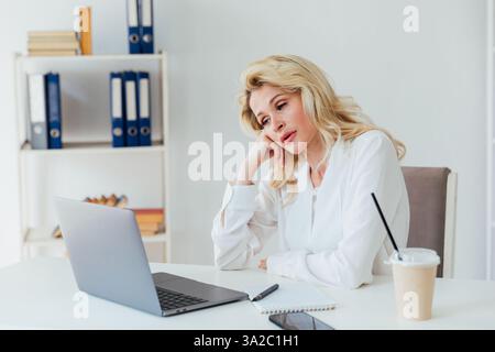 femme d'affaires parlant en ligne dans le bureau et souriant Banque D'Images