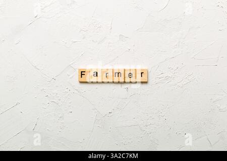 MOT FERMIER écrit sur bloc de bois. TEXTE FERMIER sur la table de ciment pour votre conception, concept. Banque D'Images