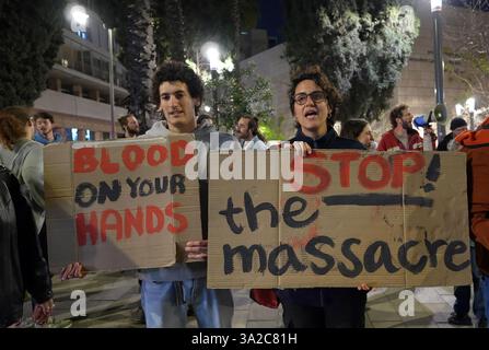JÉRUSALEM - 12 MARS : les militants israéliens de la paix scandent des slogans anti-guerre alors qu'ils tiennent des pancartes indiquant "du sang sur vos mains" et "arrêtez le massacre" lors d'une manifestation contre les conflits en cours à Gaza et en Cisjordanie le 12 mars 2025 à Jérusalem, en Israël. L'opération militaire israélienne à Djénine et dans d'autres villes palestiniennes de Cisjordanie a commencé pendant la première semaine d'un cessez-le-feu à Gaza. Banque D'Images
