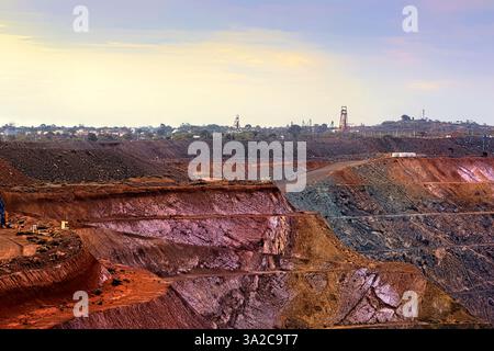 Mine d'or Super pit avec Kalgoorlie ville au loin, Australie occidentale Banque D'Images
