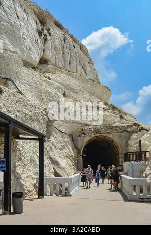 Les touristes sont aux grottes de Rosh Hanikra. Rosh Hanikra Grottoes Landmark, une formation géologique à la frontière entre Israël et le Liban, Méditerranée s Banque D'Images