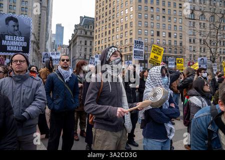 New York, États-Unis. 12 mars 2025. Les manifestants se rassemblent avec des pancartes contre LA GLACE et appellent à libérer Mahmoud Khalil lors d'un rassemblement en soutien à Mahmoud Khalil, un leader des manifestations pro-Hamas à l'Université Columbia contre Israël et les Juifs, à Foley Square à New York. Les agents de l'immigration DE L'ICE ont arrêté Khail après que le président Donald Trump a juré d'expulser les manifestants étudiants pro-palestiniens étrangers. Crédit : SOPA images Limited/Alamy Live News Banque D'Images