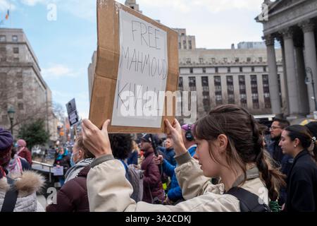 New York, États-Unis. 12 mars 2025. Les manifestants se rassemblent avec des pancartes contre LA GLACE et appelant à libérer Mahmoud Khalil lors d'un rassemblement en soutien à Mahmoud Khalil, un leader des manifestations pro-Hamas à l'Université Columbia contre Israël et les Juifs, à Foley Square à New York. Les agents de l'immigration DE L'ICE ont arrêté Khail après que le président Donald Trump a juré d'expulser les manifestants étudiants pro-palestiniens étrangers. Crédit : SOPA images Limited/Alamy Live News Banque D'Images