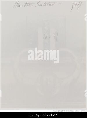 Cette image d'Eugène Atget montre un frappeur de porte à l'Institut. La photographie met l'accent sur le design complexe et l'artisanat du knocker, une caractéristique commune de l'architecture française. Banque D'Images