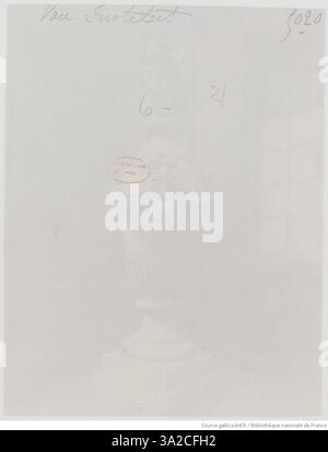 Cette photographie d’Eugène Atget présente un vase exposé à l’Institut de Paris, en mettant l’accent sur son design et ses détails complexes. Banque D'Images