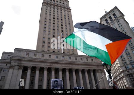 New York, États-Unis. 12 mars 2025. Les manifestants se rassemblent avec des pancartes contre LA GLACE et agitent des drapeaux palestiniens lors d'un rassemblement en soutien à Mahmoud Khalil, un leader des manifestations pro-Hamas à l'Université Columbia contre Israël et les Juifs, à Foley Square à New York. Les agents de l'immigration DE L'ICE ont arrêté Khail après que le président Donald Trump a juré d'expulser les manifestants étudiants pro-palestiniens étrangers. (Photo de Ron Adar/SOPA images/SIPA USA) crédit : SIPA USA/Alamy Live News Banque D'Images
