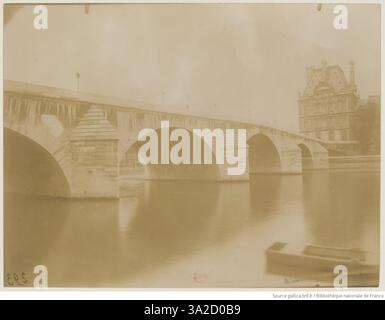 Cette photographie d'Eugène Atget représente Pont-Royal, un pont important de Paris. L'image met en évidence les caractéristiques architecturales du pont et son intégration dans le paysage urbain historique de la ville. Banque D'Images