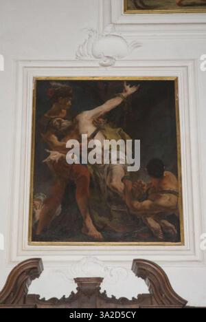 Le tableau du début du XVIIIe siècle de Giovanni Battista Tiepolo, le martyre de Saint-Barthélemy, représente l’exécution brutale du saint. Le style baroque utilise un éclairage dramatique et une émotion intense pour transmettre la violence et la signification divine de la scène. La peinture est à Venise, en Italie. Banque D'Images