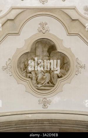 Le tableau de Giovanni Battista Tiepolo de 1737-1739, le couronnement d’épines, dépeint le moment où le Christ est couronné d’une couronne d’épines avant sa crucifixion. Le style baroque met l'accent sur l'intensité émotionnelle et l'éclairage dramatique. L'œuvre est située à Venise, Italie. Banque D'Images