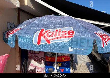 Kalise Ice Cream Parasol devant un petit supermarché à Playa Paraiso. Adeje, Tenerife, Îles Canaries, Espagne. 31 janvier 2025. Banque D'Images