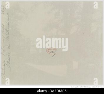 La photographie d’Eugène Atget de la Vallée aux loups à Aulnay met en valeur la Maison de Chateaubriand et son paysage serein, capturant le lien entre la maison et son environnement naturel. Banque D'Images