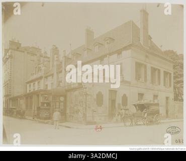 Cette photographie d'Eugène Atget représente l'ancien couvent de l'Asomption rue Cambon, démoli en 1898. L'image montre les caractéristiques architecturales du couvent et met en valeur le paysage urbain en évolution de Paris. Banque D'Images