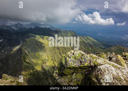 Belle vue sur les montagnes de Hautes Tatras avec ciel nuageux spectaculaire du sommet du Krivan, Hautes Tatras, Slovaquie. Banque D'Images