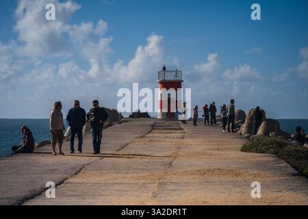 Les gens dans le phare de Farol Nazare Pontao Norte, Nazare Banque D'Images
