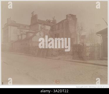 Cette photographie d'Eugène Atget représente l'ancien couvent des Carmélites de la rue Denfert-Rochereau, ancienne demeure de l'écrivain Chateaubriand. L’image souligne l’importance architecturale et historique du bâtiment. Banque D'Images