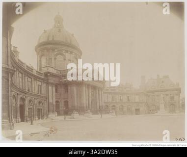 Cette photographie d’Eugène Atget, prise en mai 1899, documente l’Institut, met en valeur son architecture et offre un aperçu de l’histoire urbaine parisienne à la fin du XIXe siècle. Banque D'Images