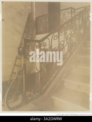Cette photographie d’Eugène Atget représente l’ancien Hôtel Laverdy, annexe de la monnaie de Paris, mettant en valeur ses caractéristiques architecturales et son importance historique. Banque D'Images