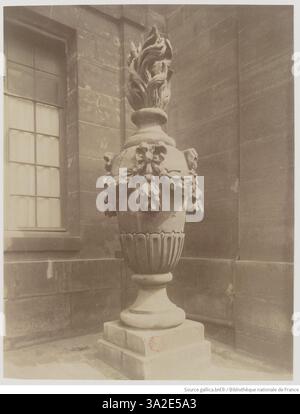 La photographie d'Eugène Atget d'un vase à l'Institut capture les détails de sa conception et l'atmosphère de l'institution au début des années 1900 Banque D'Images