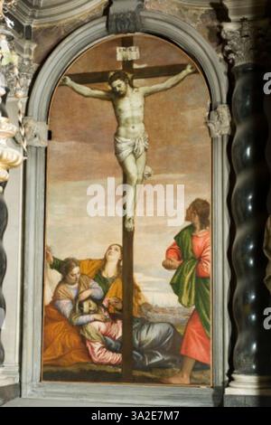 Crocifissione de Paolo Veronese représente la Crucifixion du Christ, un moment charnière de la théologie chrétienne. La peinture se concentre sur la souffrance et le sacrifice divin du Christ. Banque D'Images