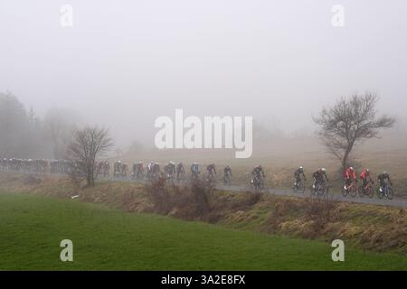 Italia. 13 mars 2025. Le peloton roule pendant le 60ème Tirreno - Adriatico 2025, étape 4 de Norcia à Trasacco - le 13 mars 2025 à Norcia, Ombrie, Italie. (Photo de Fabio Ferrari/LaPresse) crédit : LaPresse/Alamy Live News Banque D'Images