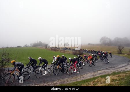 Italia. 13 mars 2025. Le peloton roule pendant le 60ème Tirreno - Adriatico 2025, étape 4 de Norcia à Trasacco - le 13 mars 2025 à Norcia, Ombrie, Italie. (Photo de Fabio Ferrari/LaPresse) crédit : LaPresse/Alamy Live News Banque D'Images