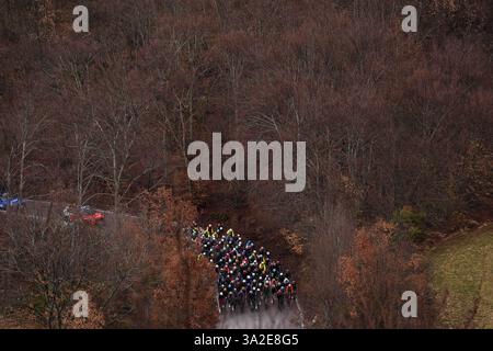 Italia. 13 mars 2025. Le peloton roule pendant le 60ème Tirreno - Adriatico 2025, étape 4 de Norcia à Trasacco - le 13 mars 2025 à Norcia, Ombrie, Italie. (Photo de Fabio Ferrari/LaPresse) crédit : LaPresse/Alamy Live News Banque D'Images