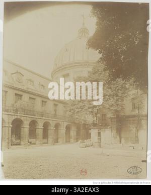 Cette image d'Eugène Atget représente l'ancien couvent de l'Assomption rue Cambon à Paris, capturé avant sa démolition en 1898. Banque D'Images