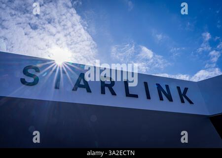 Barcelone, Espagne - 4 mars 2025 : le logo d'Internet Provide Starlink est vu au Mobile World Congress 2025 (MWC) à la Fira de Barcelona. Banque D'Images