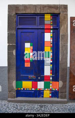 Porte colorée peinte à Rua de Santa Maria dans la vieille ville, projet d'art Arte de portas abertas, Portugal, Madère, Funchal Banque D'Images