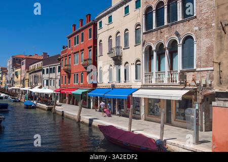Canal idyllique avec des bateaux, entre maisons, Italie, Venise Banque D'Images