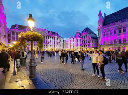Les gens sur la Grand-place illuminée, Grote Markt, Belgique, Bruxelles Banque D'Images